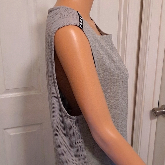 Mens Nike Legend Sleeveless Crew Neck Grey Tee with Upper Back Mesh Panel - Picture 4 of 9